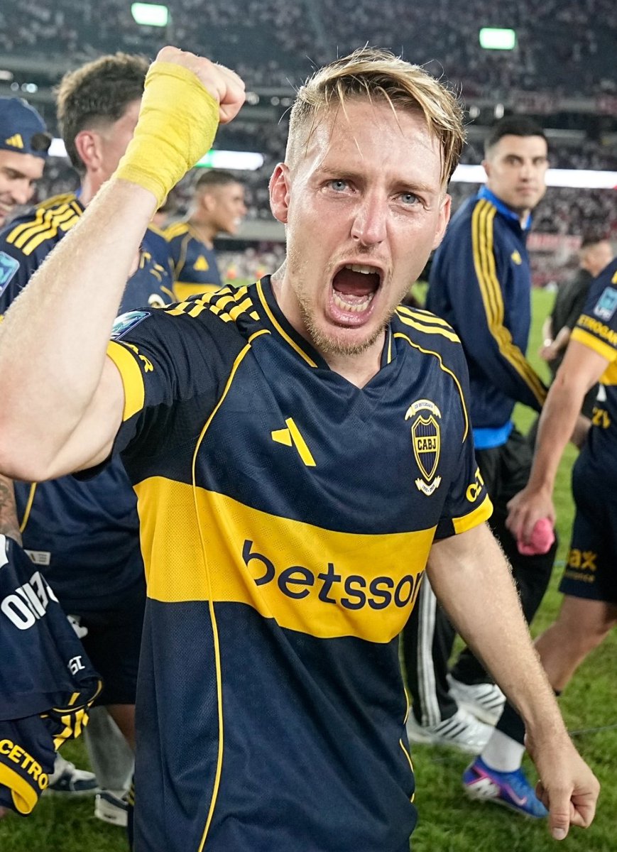 "DE CHICO SOY ENFERMO, FANÁTICO DE BOCA"

Uno más de nosotros.