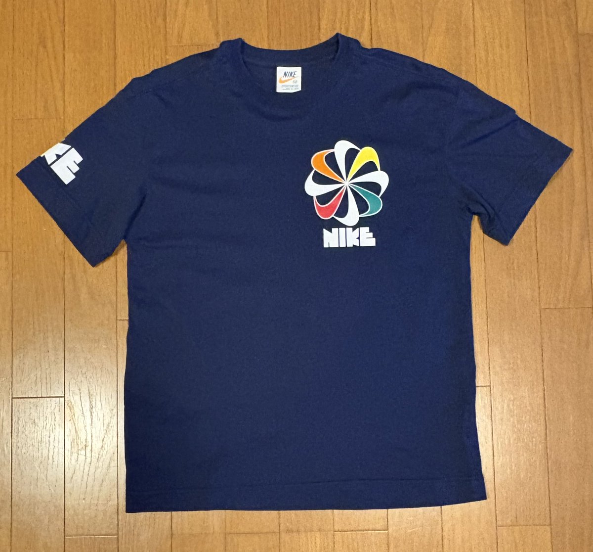 SU1EpFOktCDdNao's tweet image. #アメカジ
昨日届いたメル買いナイキTシャツ、風車&amp;amp;ゴツナイキ😂
サイズMで着丈短いながら身幅有り、
パーカーは数年前にドンドンダウン、サイズS実寸M、
ジーパンにジャージやこーゆーの合わせは浜ちゃんスタイルか😅