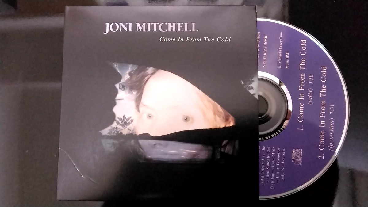 CD77779590's tweet image. 今日の1枚
ジョニミッチェル。
2曲入り。
人生何度目か挫折したギターが部屋のオブジェと化してます。先日とうとうネック部分に部屋干しのタオルがかけられた。
#jonimitchell