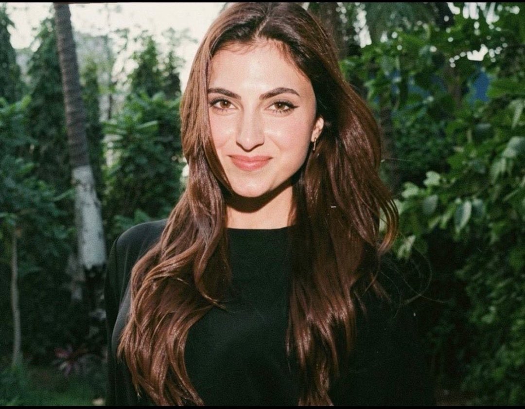 . <a href="/Farrhana_bhatt/">Farrhana Bhatt</a> is saying she is happily married with these roses 😭🤣🌹🌹 and what r these clicks Miss Farrhana Bhatt or Miss Hana Bhatt Roses 💘💘💘💘💘😭😭😭😍😍😍 u r looking so refreshing, dreamy! n such hottie in 2nd pic 🥵🥵 n in 3rd pic u r looking an European!