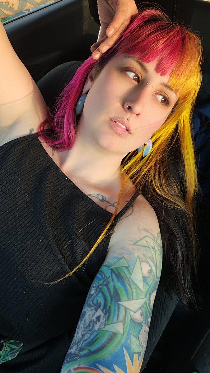 s_oasis96185's tweet image. Hi everyone!!! ❤️ 💙 💜 

#fyp #love #amazing #explorepage #tractorgirl #farmgirl #farmlife #rescuefarm #explorepage