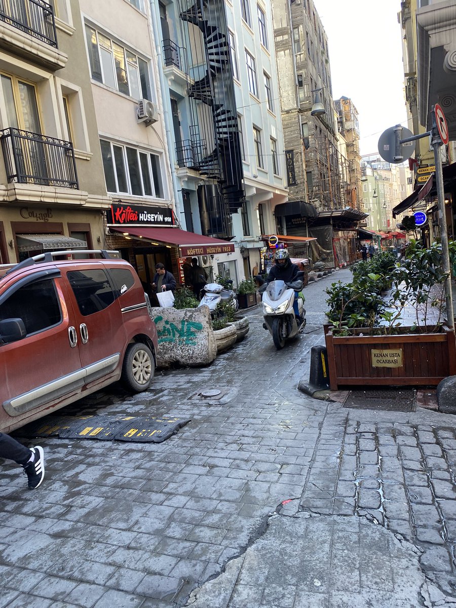 CirkinIstanbul's tweet image. Beyoğlu’ndaki onlarca utanç verici sokaktan sadece biri.

Birtakım işletmelerin işgaline bırakılmış kaldırımlar ve yayaların yürümesi beklenen yoldan geçen motosikletler.

@BeyogluBld