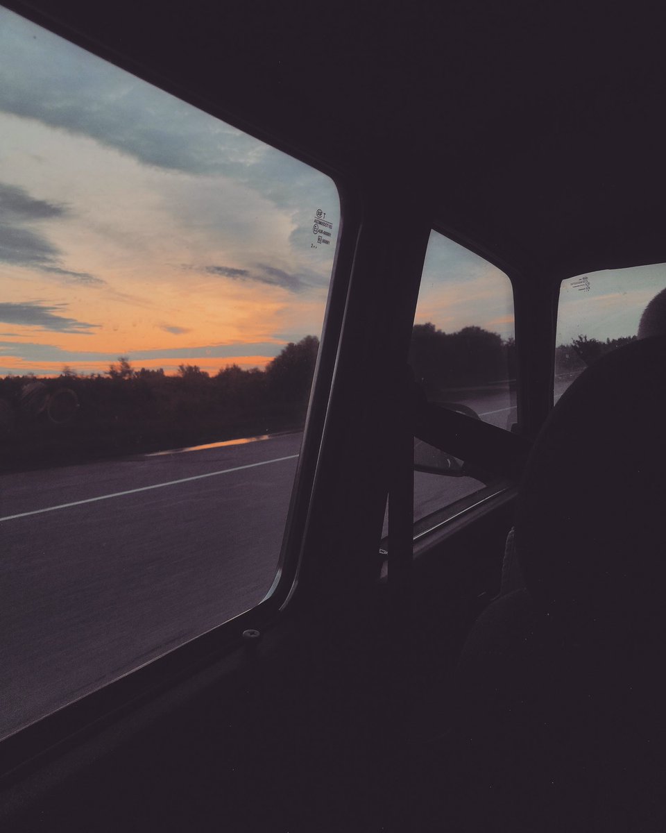 katriniwow's tweet image. Chasing the sunset👁️

#Atmosphere #Photography #Aesthetic #Mood