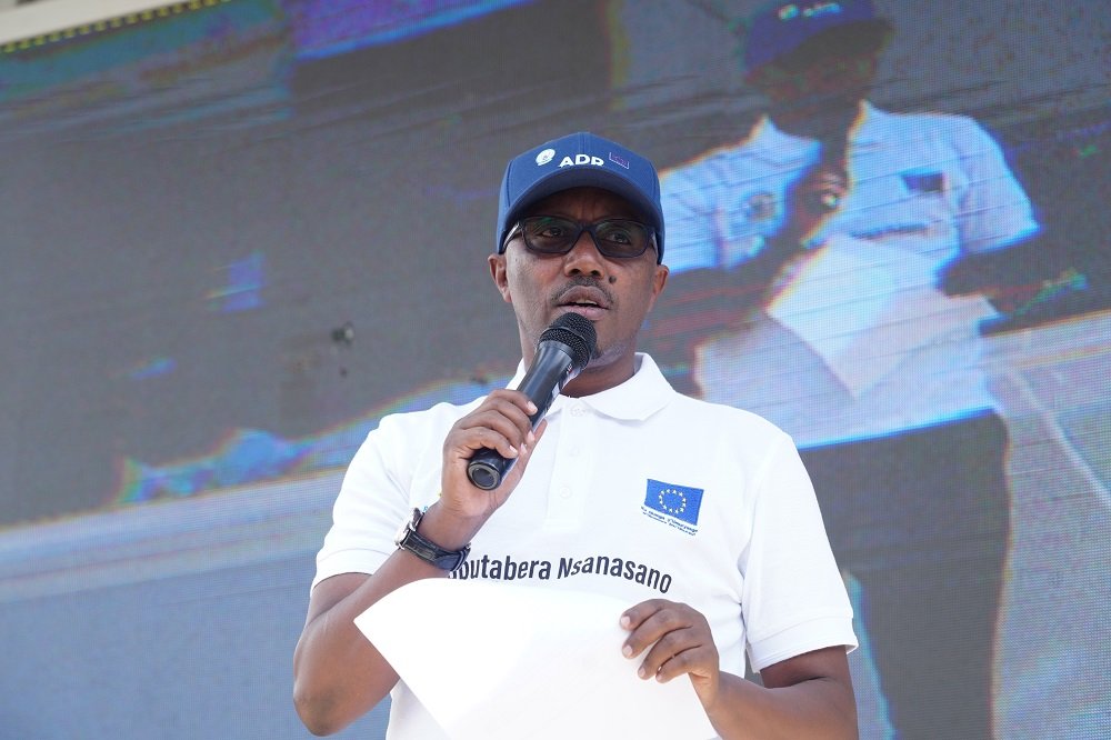 Rwanda_Justice's tweet photo. Umuyobozi ushinzwe ubutabera bw'abaturage muri #Minijust, Mugabo Frank yagaragaje ko kuva politiki yo gukemura amakimbirane hatisunzwe inkiko yajyaho muri 2022, imanza zisaga ibihumbi 30 zakemuwe mu bwumvikane. #UbutaberaNsanasano
#ADRCaravan https://t.co/qYwzmS3SHX