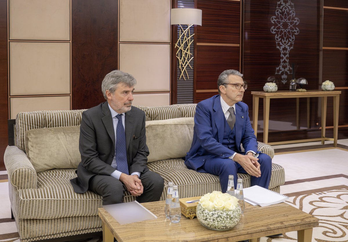 التقى صاحب السمو الملكي الأمير خالد بن سلمان بن عبدالعزيز وزير الدفاع، في مكتبه بجدة، اليوم، معالي وزير الدفاع الإيطالي جويدو كروسيتو.
وجرى خلال اللقاء استعراض الشراكة السعودية الإيطالية وسبل مواصلة تطويرها في المجالين العسكري والدفاعي بين البلدين الصديقين، وبحث مستجدات الأوضاع