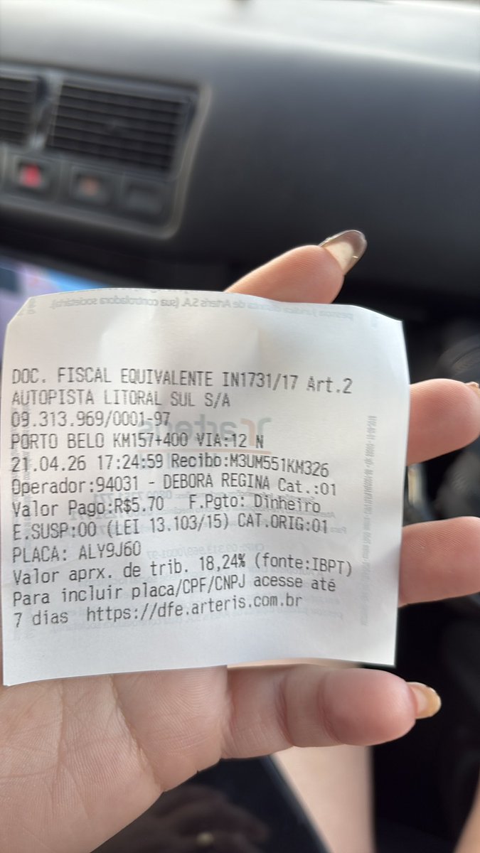 larihcs_'s tweet photo. Passei pelo guichê da @arteris_oficial , 5,70 valor do carro, dei uma nota de 5 e uma de 2! Simplesmente a moça só deu o papel e tchau! Nada do troco…. Sacanagem! E não é nem pelo dinheiro sabe? Mas se tivesse faltando 1,30 certeza que não deixariam eu passar! https://t.co/ywsqGG5swJ