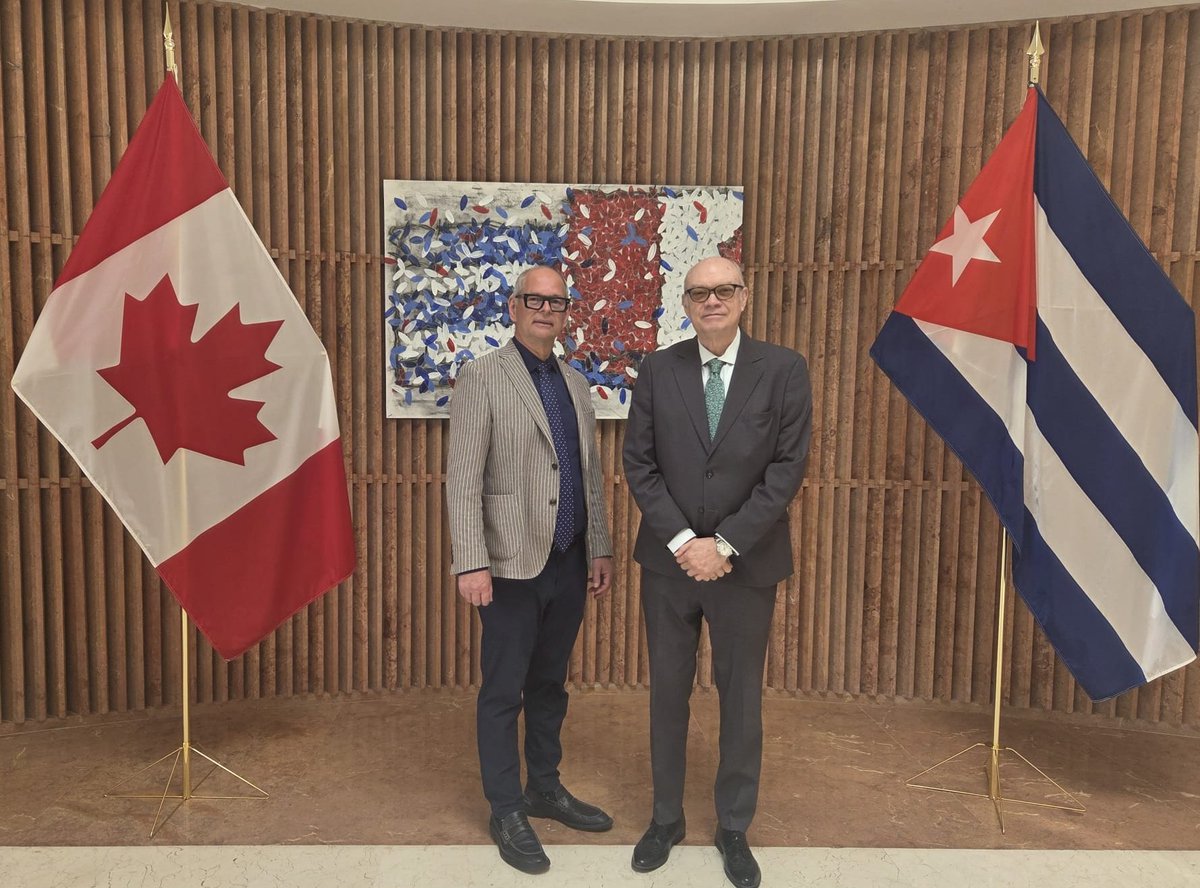 Un placer recibir en <a href="/EmbacubaCanada/">Embacuba_Canada</a> a Honorable Ernie Klassen. Agradecí su apoyo al pueblo #Cuba que sufre los efectos del endurecido bloqueo económico EE.UU, y especialmente su pronunciamiento en la Cámara de Diputados llamando a brindar asistencia humanitaria. #CubaNoEstáSola