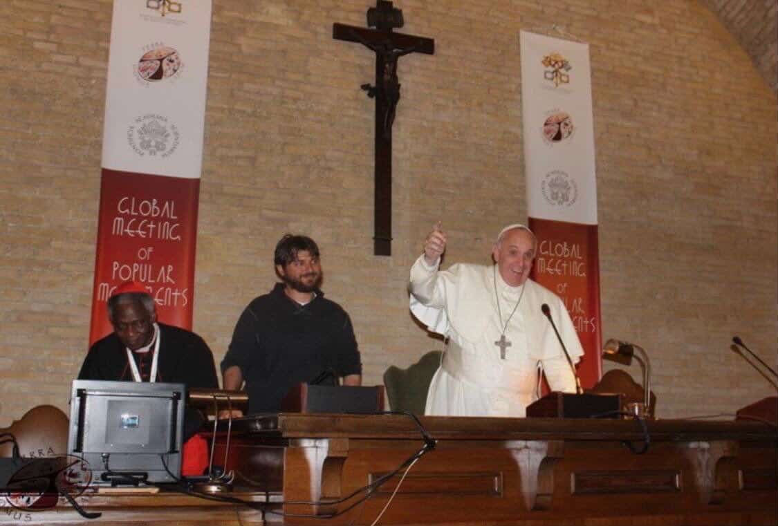Para los incómodos del PJ, dijo el Papa una vez: 

“un joven que no crea movimiento, un joven que está quieto, es un viejo muerto”. 

Yo hice lío, porque se casó con la plata y ya no había que luchar por la economía popular

Fácil era callar, y resignificar desde lo elemental.