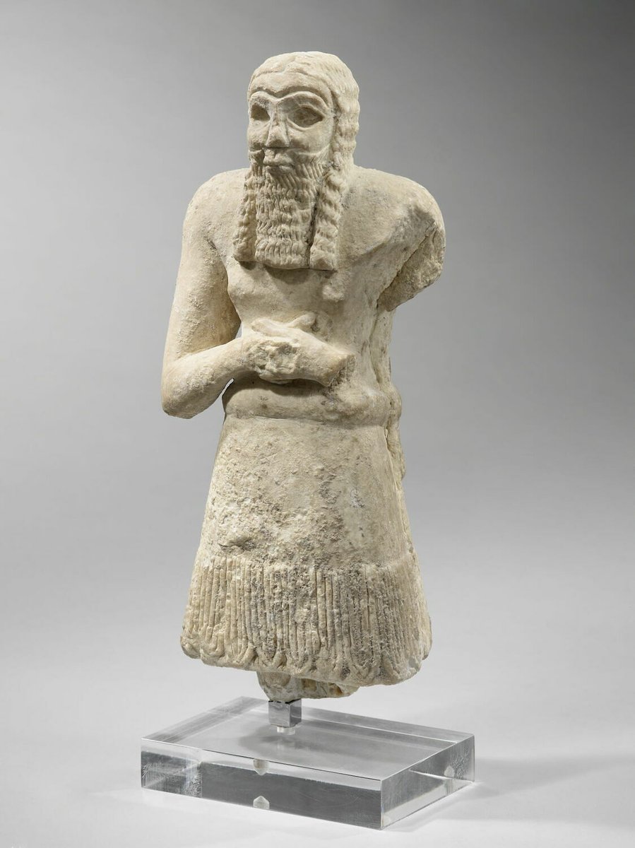 Rassol_Hassani's tweet image. تمثال سومري يعود إلى 2600 ق.م من اشنونا ( تل اسمر حاليآ ) في ديالى شرق العراق 
تمثال لرجل يصلي صلاة الوقوف (يديه متشابكتان فوق الصدر ) ويظهر بالشعر واللحية الطويلة  ويرتدي تنورة قصيرة