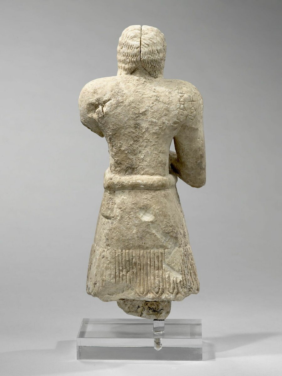 Rassol_Hassani's tweet image. تمثال سومري يعود إلى 2600 ق.م من اشنونا ( تل اسمر حاليآ ) في ديالى شرق العراق 
تمثال لرجل يصلي صلاة الوقوف (يديه متشابكتان فوق الصدر ) ويظهر بالشعر واللحية الطويلة  ويرتدي تنورة قصيرة