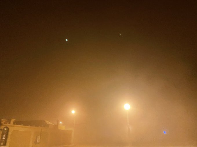 الآن .. موجة غبار تضرب محافظة #الأفلاج وتتسبب في انعدام مدى الرؤية الأفقية على بعض الطرق الخارجية.