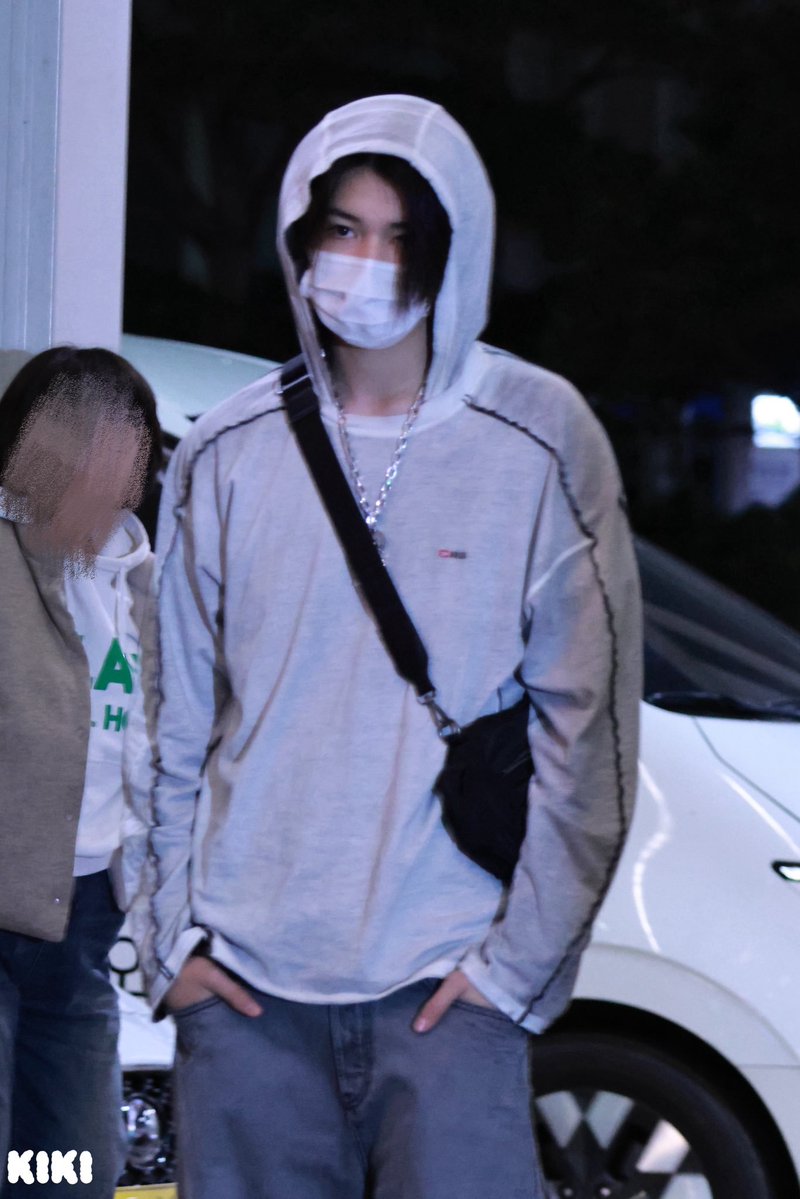 Bishi_shottie's tweet image. Oh the stare! 

Cr:KIKI_5661 

#LNGSHOT #롱샷 
#LOUIS #루이