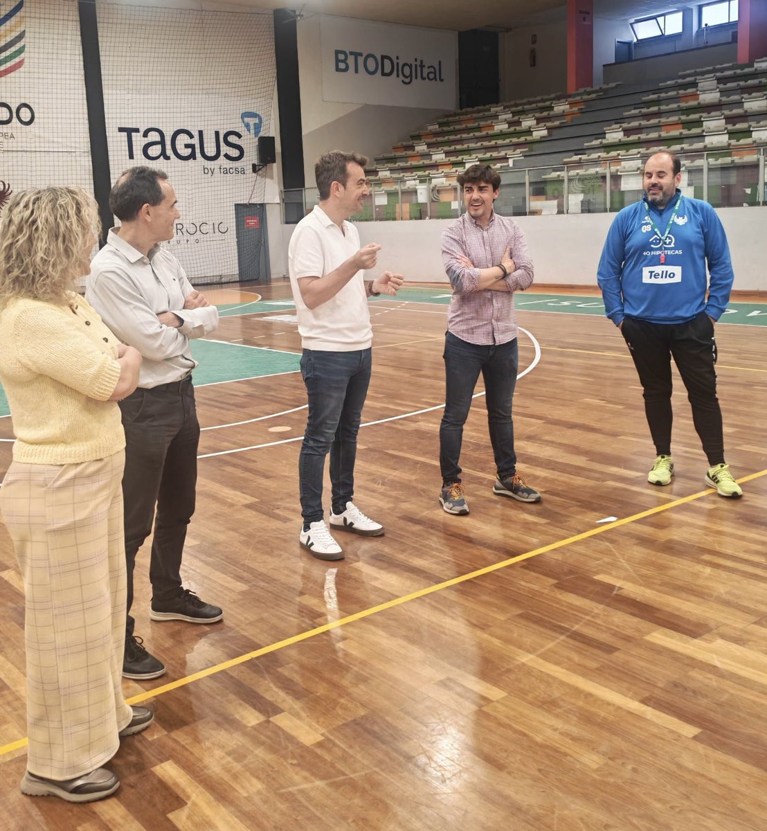 psoe_toledoayto's tweet photo. ⚽️ 👏🏻 Visitando el entrenamiento del Toledo FS para dar la enhorabuena por un ascenso a Tercera División más que merecido. 

Orgullo de equipo y de trabajo. ¡A por lo que viene! 🚀 https://t.co/eIRKpt5g6Y