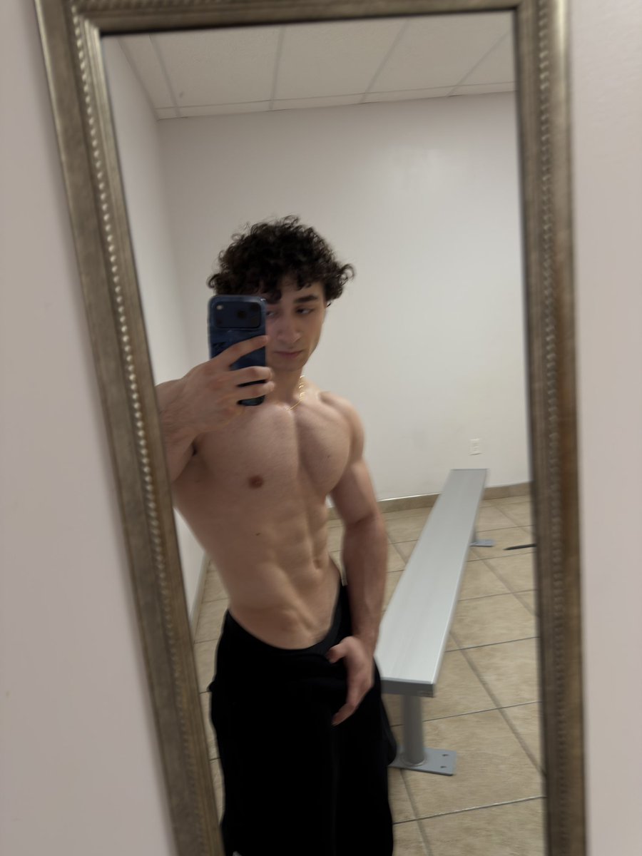 kingmusclee's tweet photo. Do my muscles turn you on https://t.co/ygsi39aIgz