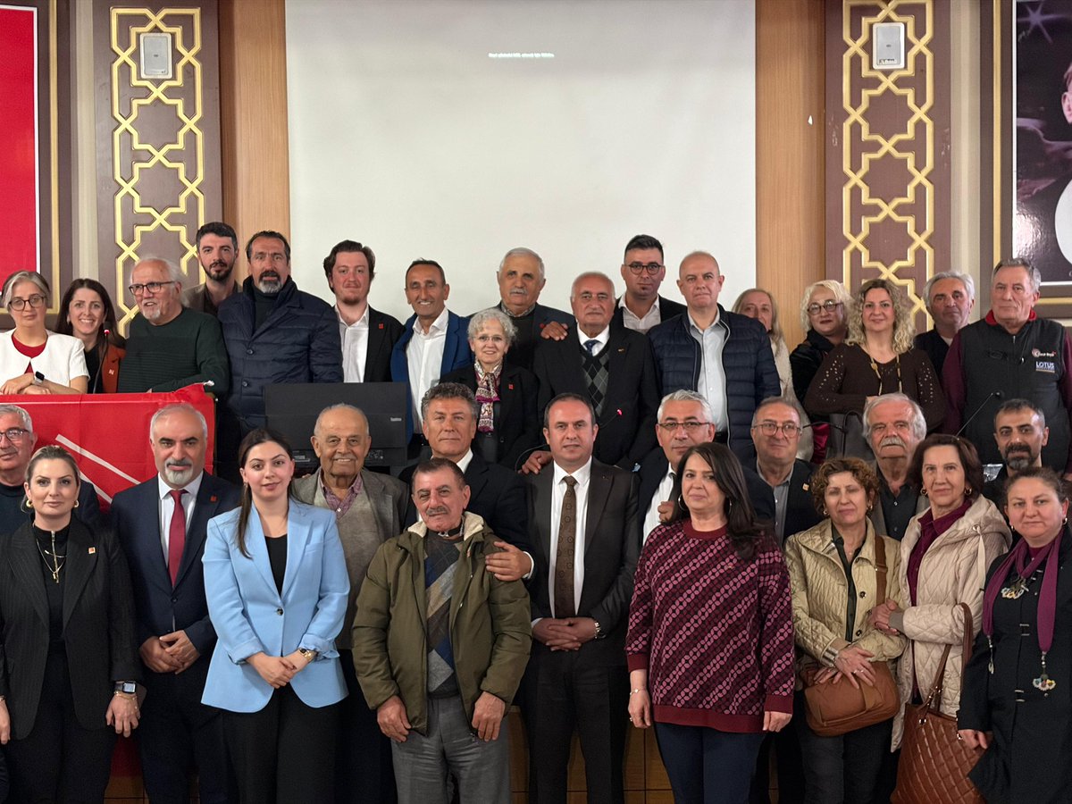 orhansaribalchp's tweet photo. İnegöl İlçe Başkanlığımızın genişletilmiş örgüt toplantısında bir araya geldik.
CHP örgütü büyüktür, güçlüdür, halkın vicdanıdır. Bugün devletin bütün imkanlarını kullanarak bu ülkeyi baskıyla yöneten tek adam iktidarı da biliyor ki seçimle kazanamayacaklar. Bu yüzden korkuyla, baskıyla, hukuksuzlukla yol almaya çalışıyorlar.

Kendilerine kaybettirecek kim varsa cezaevine atarak muhalefeti dizayn etmek istiyorlar. Çünkü onların kaybedecek çok şeyi var. Ama bizim söyleyecek sözümüz, kuracak geleceğimiz var.

Onlar için baskı, şiddet, lüks ve şatafat var.
Bizim için özgürlük var.
Bizim için adalet var.
Bizim için insanca yaşam, kardeşlik ve barış var.

Biz özgürlük deriz, onlar özgürlüğe düşman.
Biz adalet deriz, onlar adaletten kaçar.
Biz kardeşlik deriz, onlar ayrıştırır.

İşte bu yüzden verdiğimiz mücadele; onların düşmanlaştırdığı tüm onurlu insanların mücadelesidir. Bu mücadele, çocuklarımızın geleceği içindir.
Bu kararlılığı büyüten, bu mücadeleyi omuzlayan İlçe Başkanımız @zemci5 ve tüm yönetim kurulu üyelerimizi kutluyorum.
@CHPInegolIlce