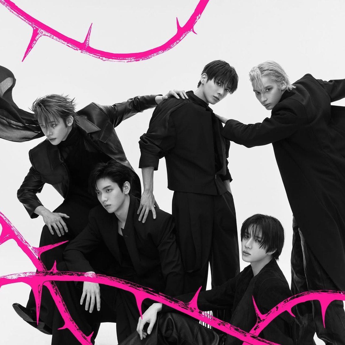 chartdata's tweet image. TOMORROW X TOGETHER's '7TH YEAR: A Moment of Stillness in the Thorns' aiming for #3 debut on the Billboard 200 with 70K units first week (via @HITSDD).