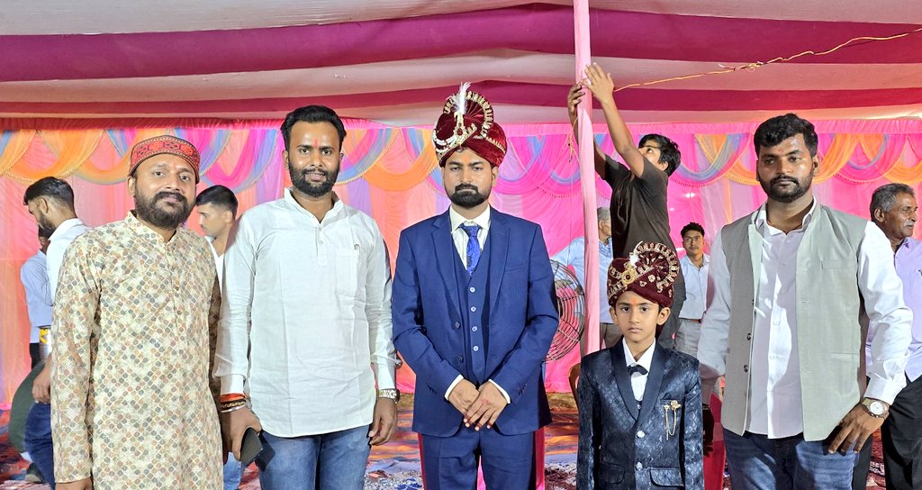 prakashraioffic's tweet image. सदर प्रखंड के ग्राम लहलहे में ABVP के साथी रहे,भाई सतीश जी के अग्रज श्री राकेश रोशन तिवारी जी के विवाह समारोह में शामिल हुआ।आपका दांपत्य जीवन सदैव खुशहाली और समृद्धि से भरा हो प्रभु से प्रार्थना है।
बहुत शुभकामनाएं बधाइयां ♥️💐#weddingseason #marriedlife #shadi #wedding
