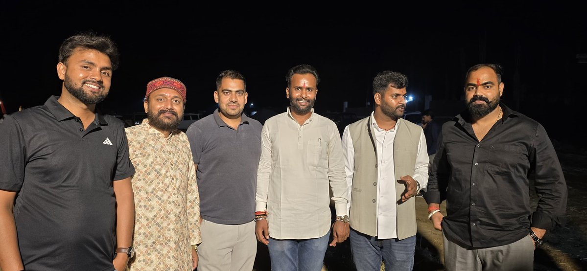 prakashraioffic's tweet image. सदर प्रखंड के ग्राम लहलहे में ABVP के साथी रहे,भाई सतीश जी के अग्रज श्री राकेश रोशन तिवारी जी के विवाह समारोह में शामिल हुआ।आपका दांपत्य जीवन सदैव खुशहाली और समृद्धि से भरा हो प्रभु से प्रार्थना है।
बहुत शुभकामनाएं बधाइयां ♥️💐#weddingseason #marriedlife #shadi #wedding