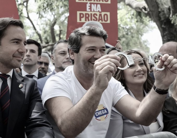 ℭℌ𝔄ℜ𝔏𝔈𝔖 tweet media