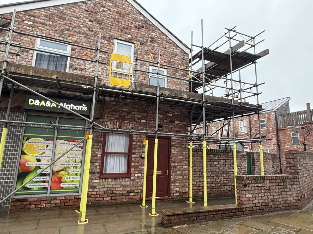 CorrieArt's tweet image. Scaffolding on the Corner Shop, erected by Gary Windass. Possibly a disaster waiting to happen!
#Corrie