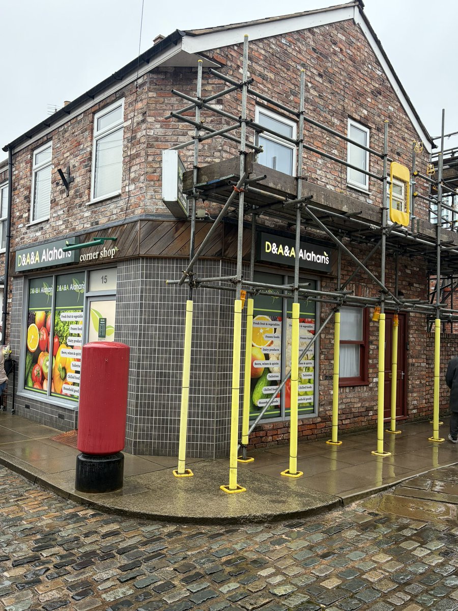 CorrieArt's tweet image. Scaffolding on the Corner Shop, erected by Gary Windass. Possibly a disaster waiting to happen!
#Corrie