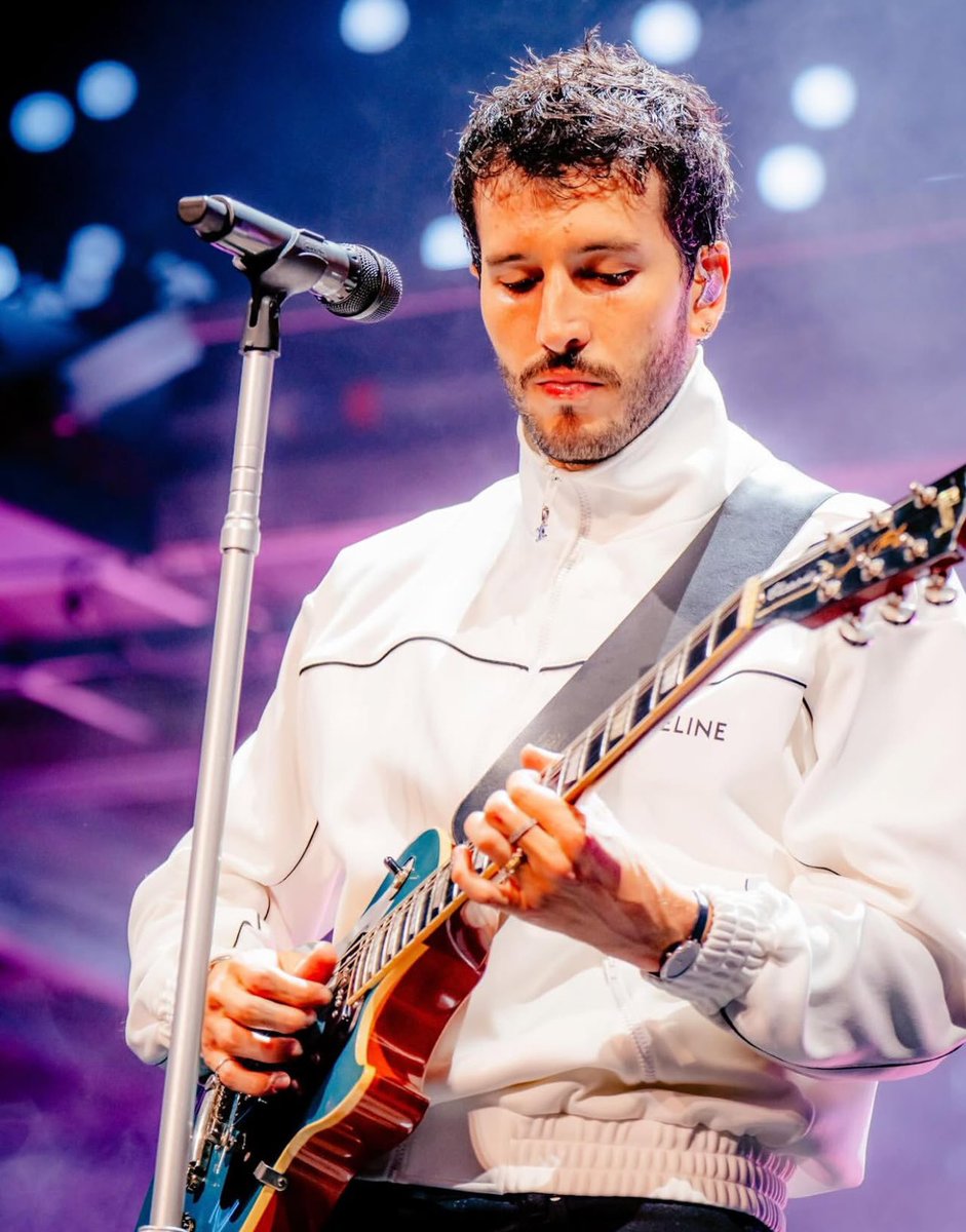 Lo que hace él con su voz y su guitarra, es arte ✨🎸  <a href="/SebastianYatra/">Sebastian Yatra</a> ♥️