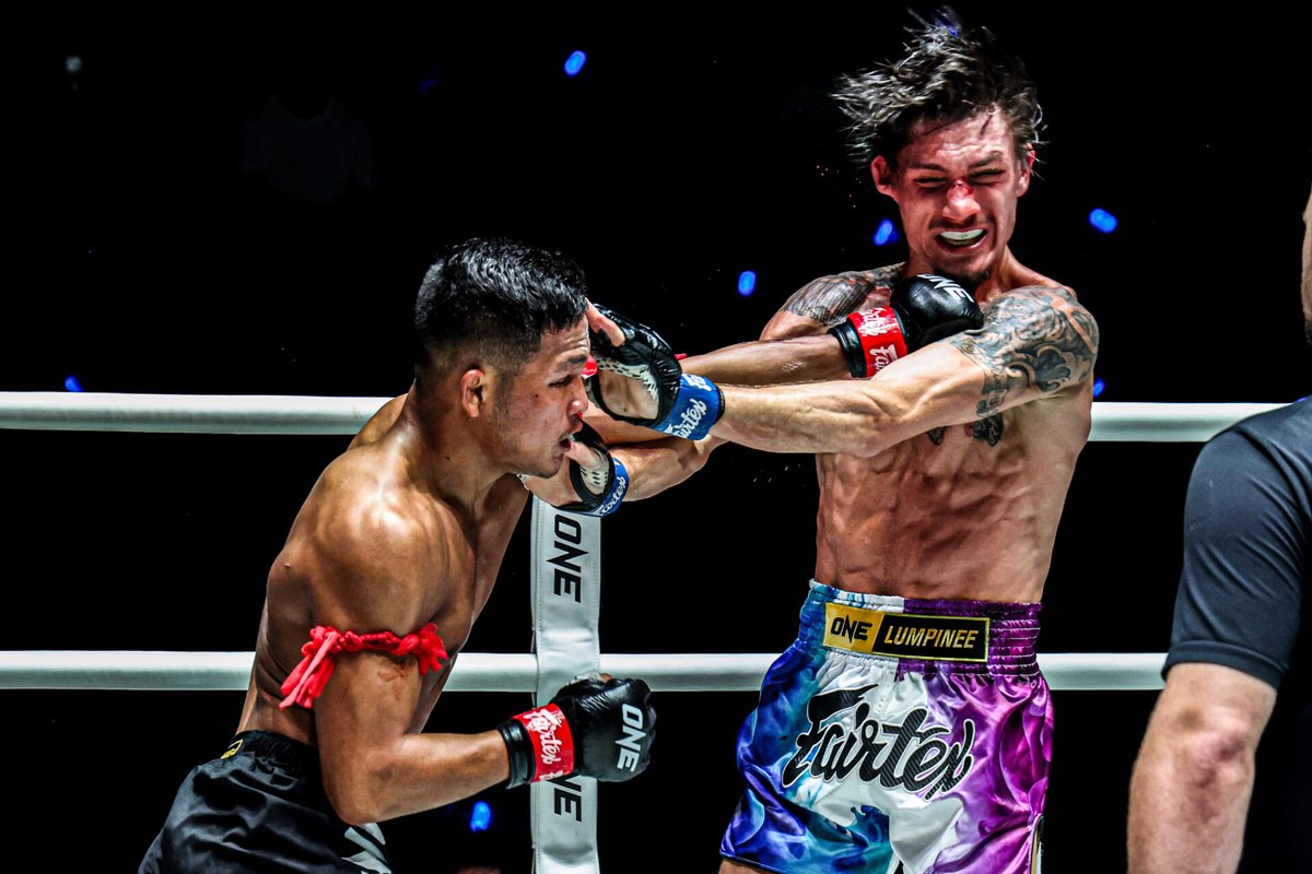Pięć nokautów w dziewięciu pojedynkach Main Cardu!

ONE Friday Fights 149 zostawiło po sobie bardzo dobre wrażenie, dlatego całą galę z Lumpinee Boxing Stadium przypomnimy dziś jeszcze raz.

Startujemy od 15.55.
