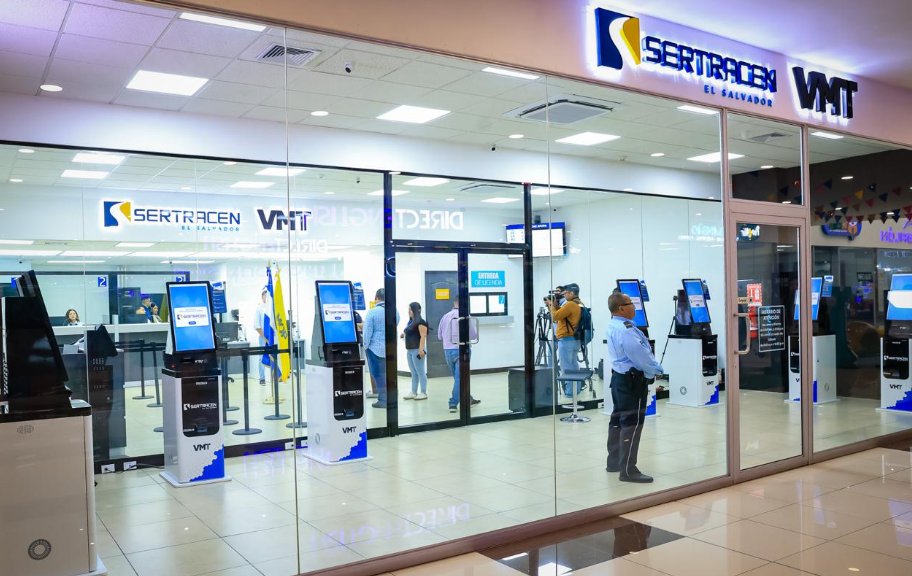 salvadoreno_n's tweet image. #Local | Inauguran nueva sucursal de Sertracen en Apopa con kioscos digitales para agilizar trámites

Leer más: salvadoreñonoticias.com/2026/04/inaugu…