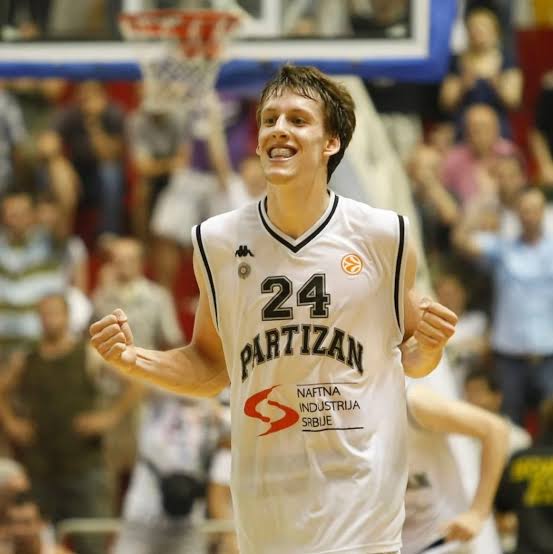 Slaba_Vajda's tweet photo. Gospodo @PartizanBC, uslišili ste želje za Carlika, nadam se da radite na novom ugovoru za Calathesa i imam da dodam još jedno ime, kontam da ne tražim puno https://t.co/CowAN6frFU