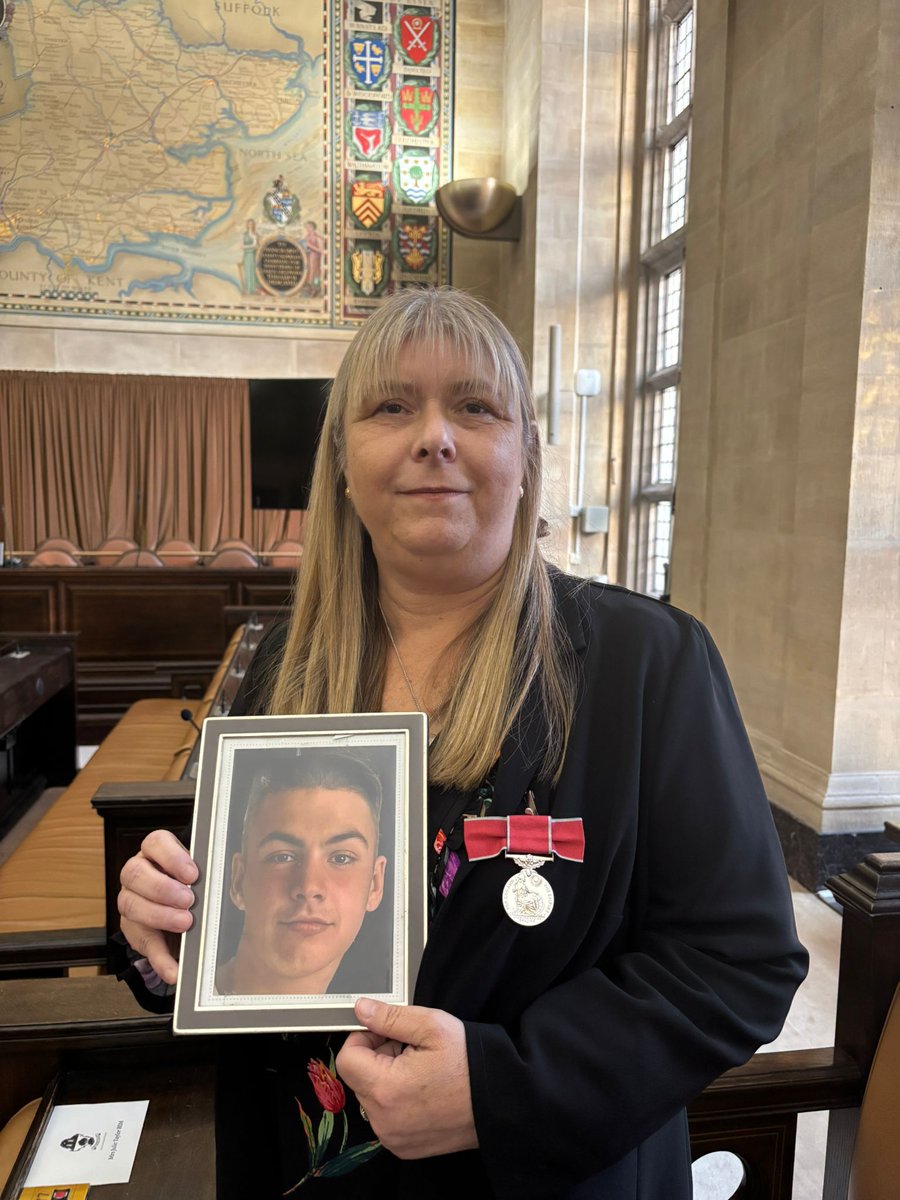 JulieTa05742189's tweet photo. Representing The Liam Taylor Legacy tonight i Proudly got my BEM From our lovely @Essex_LL with some other amazing people ❤️ together we must #Stopknifecrime 
All for you Liam 
@Anna_Firth @Chappers2013 @Hirst4EssexPFCC 
@EssexPR 
@essexvvu 
@Adv_Island 
@BBCEssex https://t.co/CuBsk188bL