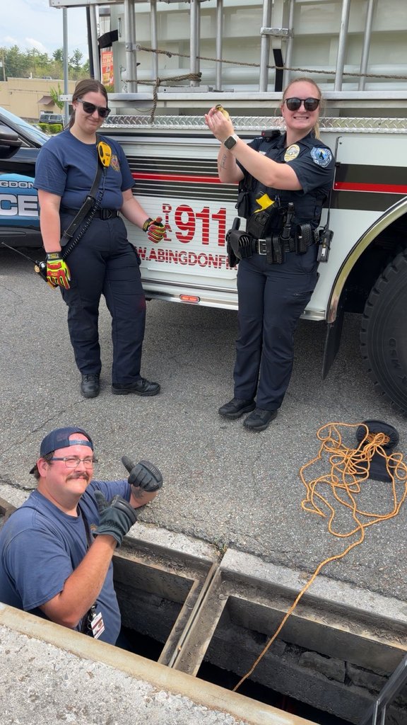 AbingdonVAPD's tweet image. A call that made us smile! 🐥🦆 Ducklings were found stuck in a drain at Cook St. &amp;amp; Cummings St. The Abingdon Police Department and Abingdon Fire Department teamed up for a safe rescue.

All are safe and back where they belong!

#AnimalRescue #AbingdonVA #Teamwork
