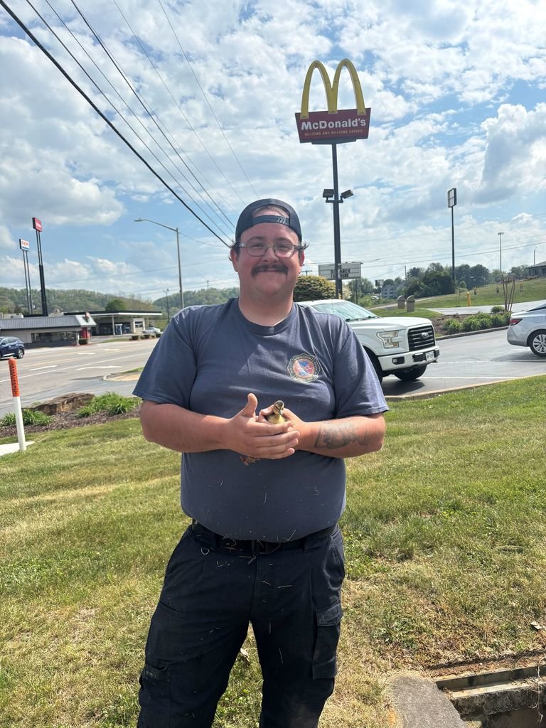 AbingdonVAPD's tweet image. A call that made us smile! 🐥🦆 Ducklings were found stuck in a drain at Cook St. &amp;amp; Cummings St. The Abingdon Police Department and Abingdon Fire Department teamed up for a safe rescue.

All are safe and back where they belong!

#AnimalRescue #AbingdonVA #Teamwork