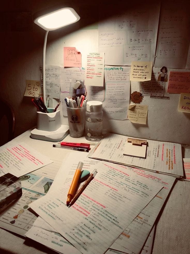 वक़्त लग रहा है ना?
लगने दो......
जब आएगा ना,
तो सब कुछ एक साथ बदलेगा🏆 
तब तक पढ़ते रहो….!!