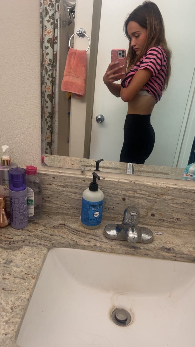 kittyfatal3xx's tweet photo. Experimental bcs in three different mirrors because I feel huge https://t.co/bTthVt6GTw