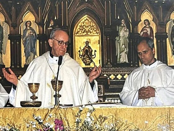 icardo8's tweet photo. Buenos Aires, 2004:

Jorge Mario Bergoglio y Robert Prevost, ambos futuros papas, celebraron misa juntos. https://t.co/TSO08Lp9mV