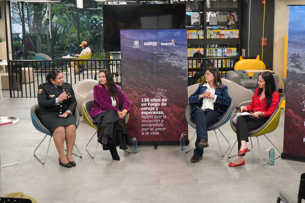 PaulaXHenaoE's tweet photo. Gracias a la invitación de la @UniversidadEan, participamos en el conversatorio "Corazones de Fuego: 130 años de historia". Fue un honor compartir este espacio junto a mujeres que admiro: nuestra Sargento Clarena Montaño, la autora Elizabeth Vargas y la Decana de la Facultad de Humanidades y Ciencias Sociales, Jazmín Galvis.

Cada día trabajamos para que la memoria institucional sea la base de una ciudad que sabe prevenir. En Bogotá entendemos que conocer nuestro pasado es clave para fortalecer la Gestión del Riesgo y proteger el patrimonio de la ciudadanía.