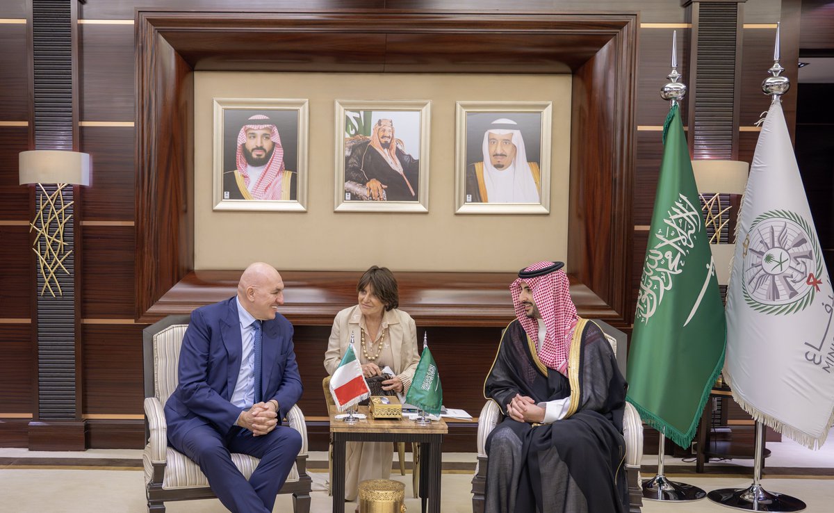 HALKHABRANI's tweet photo. سمو سيدي #وزير_الدفاع يلتقي وزير الدفاع الإيطالي ويستعرضان الشراكة السعودية الإيطالية.

#الأمير_خالد_بن_سلمان https://t.co/U6W9ZERYCZ