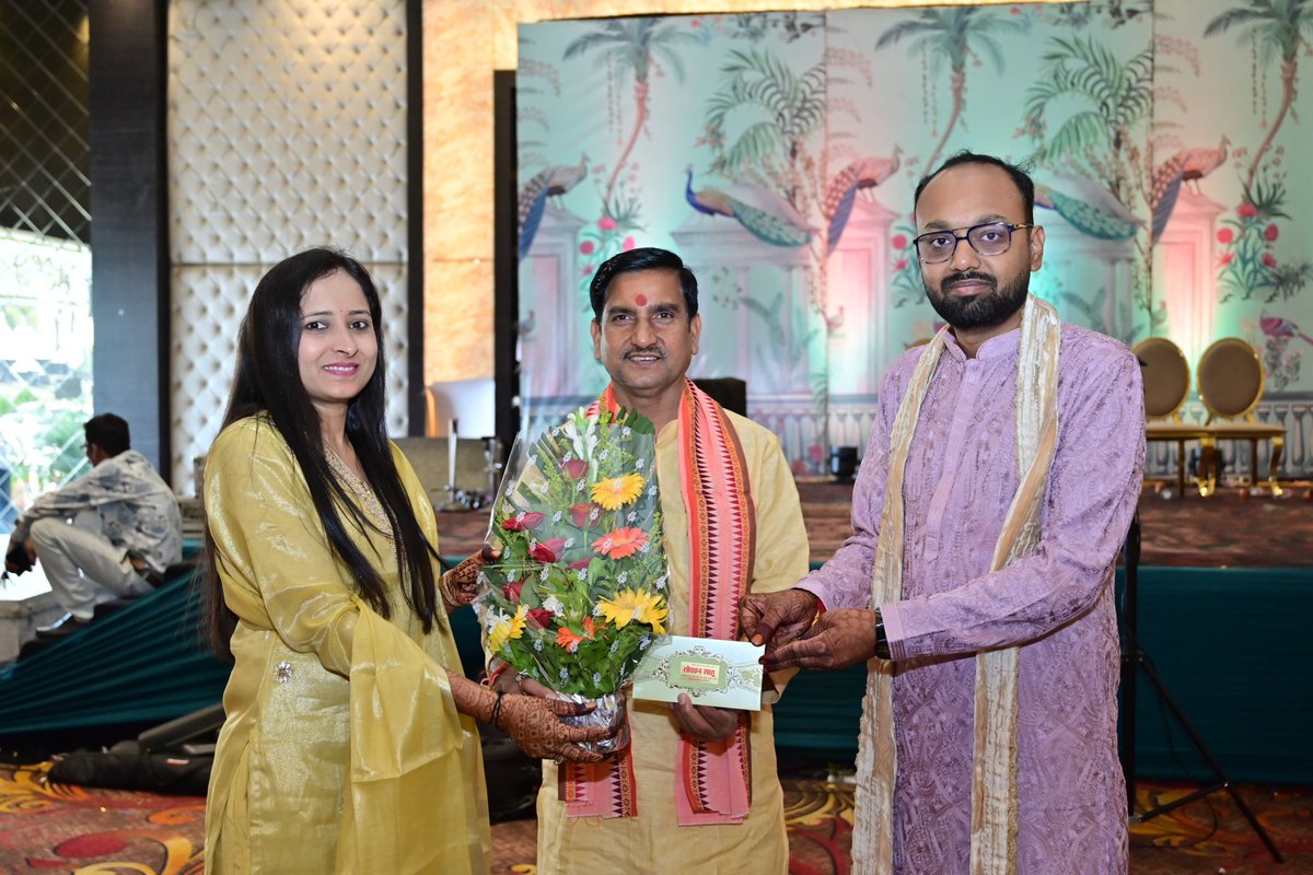 tokhansahu_bjp's tweet photo. आज बिलासपुर स्थित एक निजी होटल में श्री पुरुषोत्तम अग्रवाल जी के सुपुत्र गौतम अग्रवाल के विवाह समारोह में सम्मिलित होकर नवदंपत्ति को हार्दिक बधाई एवं शुभकामनाएं दीं।

ईश्वर से उनके सुखमय,समृद्ध एवं मंगलमय वैवाहिक जीवन की कामना करता हूँ।

@BJP4CGState 
#bestwishes #futureendeavors https://t.co/ekWKAoB3GA