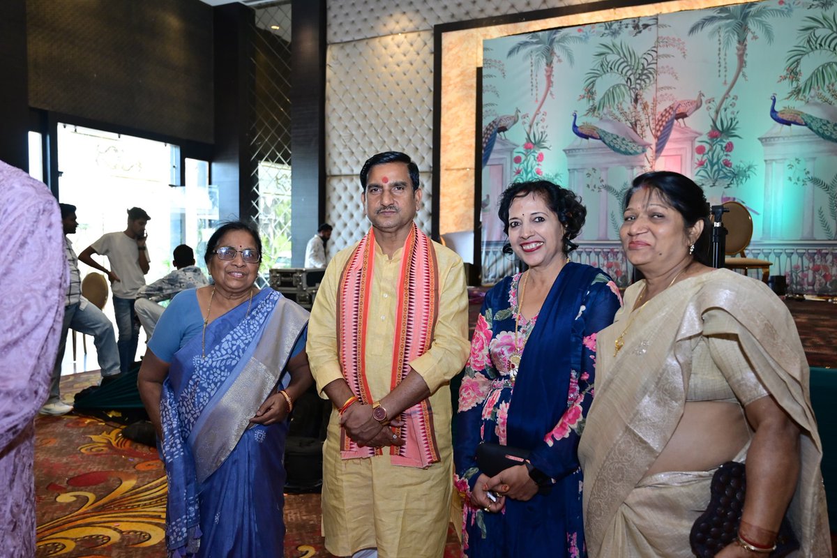 tokhansahu_bjp's tweet photo. आज बिलासपुर स्थित एक निजी होटल में श्री पुरुषोत्तम अग्रवाल जी के सुपुत्र गौतम अग्रवाल के विवाह समारोह में सम्मिलित होकर नवदंपत्ति को हार्दिक बधाई एवं शुभकामनाएं दीं।

ईश्वर से उनके सुखमय,समृद्ध एवं मंगलमय वैवाहिक जीवन की कामना करता हूँ।

@BJP4CGState 
#bestwishes #futureendeavors https://t.co/ekWKAoB3GA