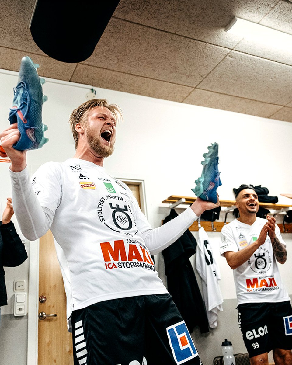 oskfotboll's tweet photo. 🖤 🤍 Känslorna man känner när man vinner mot rivalerna framför 11 712 personer och dessutom går upp i serieledning! https://t.co/uVD5xsHp5x