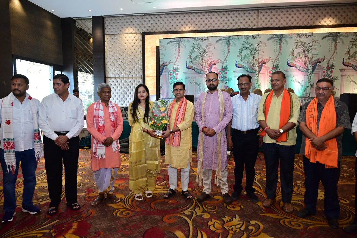 tokhansahu_bjp's tweet photo. आज बिलासपुर स्थित एक निजी होटल में श्री पुरुषोत्तम अग्रवाल जी के सुपुत्र गौतम अग्रवाल के विवाह समारोह में सम्मिलित होकर नवदंपत्ति को हार्दिक बधाई एवं शुभकामनाएं दीं।

ईश्वर से उनके सुखमय,समृद्ध एवं मंगलमय वैवाहिक जीवन की कामना करता हूँ।

@BJP4CGState 
#bestwishes #futureendeavors https://t.co/ekWKAoB3GA