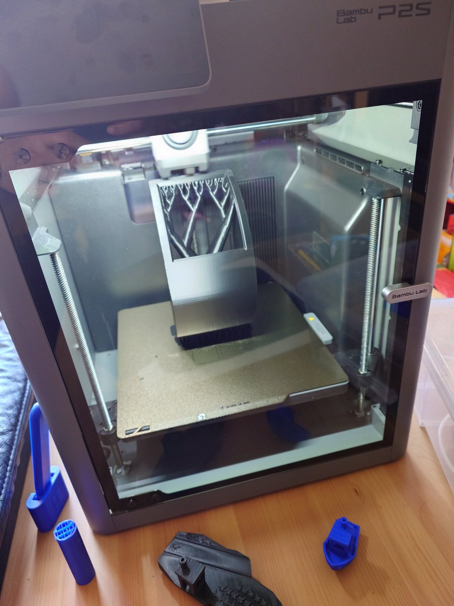 Auch in schweren Zeiten zählen die Wünsche unserer Kinder.
Mein Jüngster ist jetzt Teenager – sein Wunsch: ein 3D-Drucker. Seitdem läuft er fast täglich. Ideen werden zu echten Dingen. Faszinierend. ✨

#3DDrucker #Kreativität