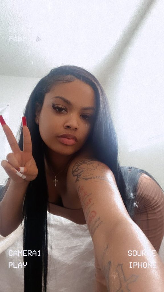 vivian gold 💦💧 tweet media