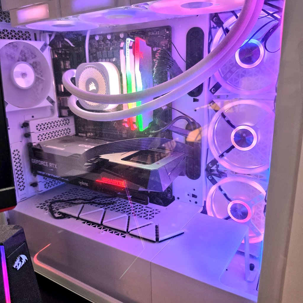 elscarface1's tweet image. Awesome! I fixed my gaming PC. Now I'm just waiting for the parts to arrive so I can fix my Gameboy Color. 😁👍 #Gaming #VideoGames #PCGaming #Nintendo #Gameboy