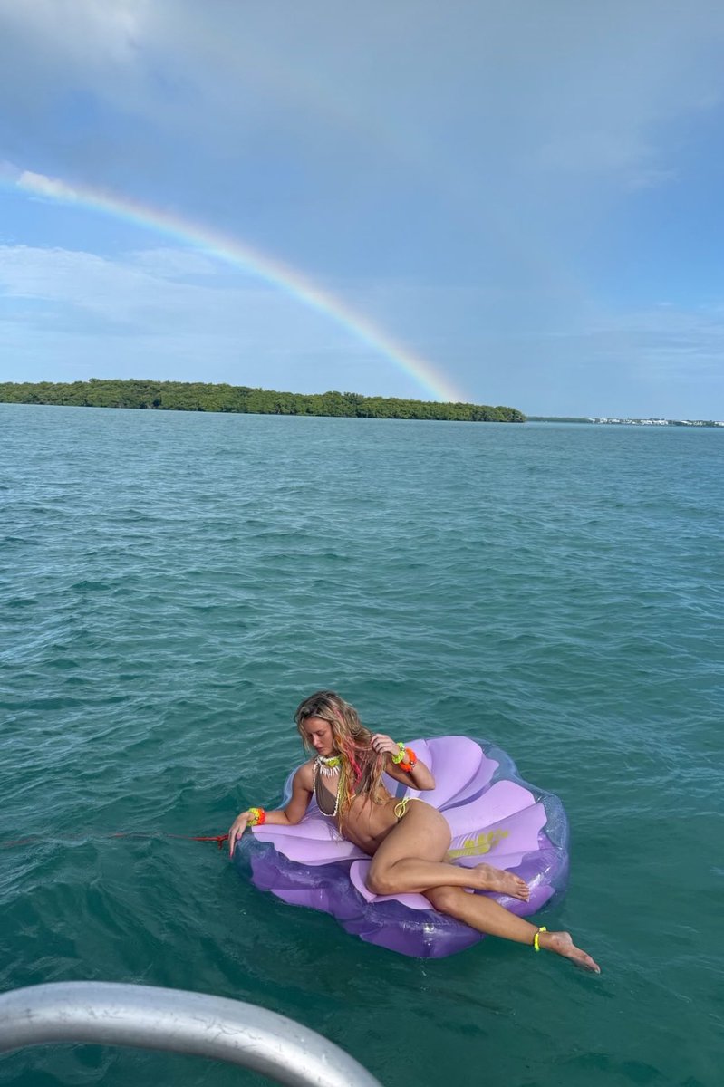 Zzzaras_dolphin's tweet image. A real life mermaidddd🌊🧜‍♀️🌈
.
.
@zaralarsson 
#zaralarsson #mermaid #mainrose #zara