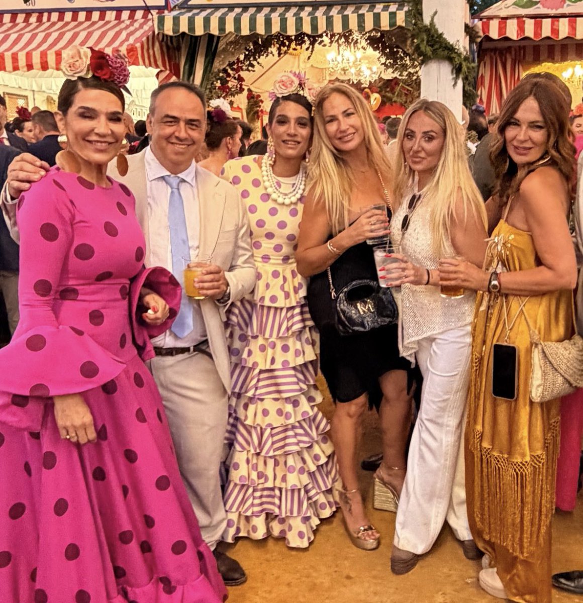 Solecm13's tweet photo. @rotrece Olga @RaquelBollo y Alma bollo en la caseta de estas ! #Deferia💃🏼💃🏼💃🏼 https://t.co/gFmWFktUOA