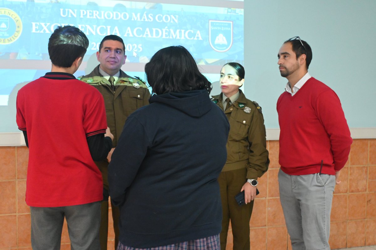 Colegio_Cosl's tweet photo. Hoy recibimos la visita de @CarabBioBio, quienes charlaron sobre Responsabilidad Penal Adolescente a estudiantes de 1EM, donde se abordaron las sanciones q contempla la ley, la gravedad de las amenazas en contextos escolares, los delitos asociados y las consecuencias q implica https://t.co/C8ZCZQp7LO