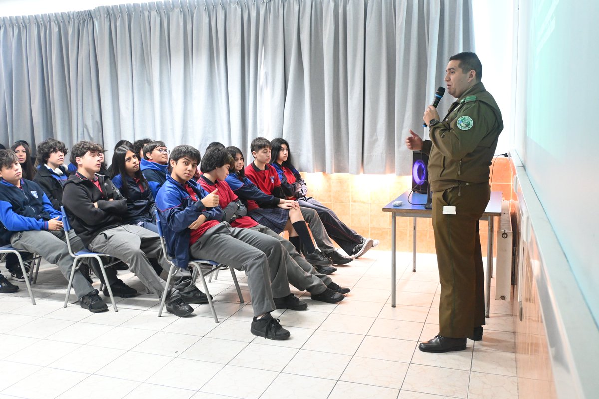 Colegio_Cosl's tweet photo. Hoy recibimos la visita de @CarabBioBio, quienes charlaron sobre Responsabilidad Penal Adolescente a estudiantes de 1EM, donde se abordaron las sanciones q contempla la ley, la gravedad de las amenazas en contextos escolares, los delitos asociados y las consecuencias q implica https://t.co/C8ZCZQp7LO