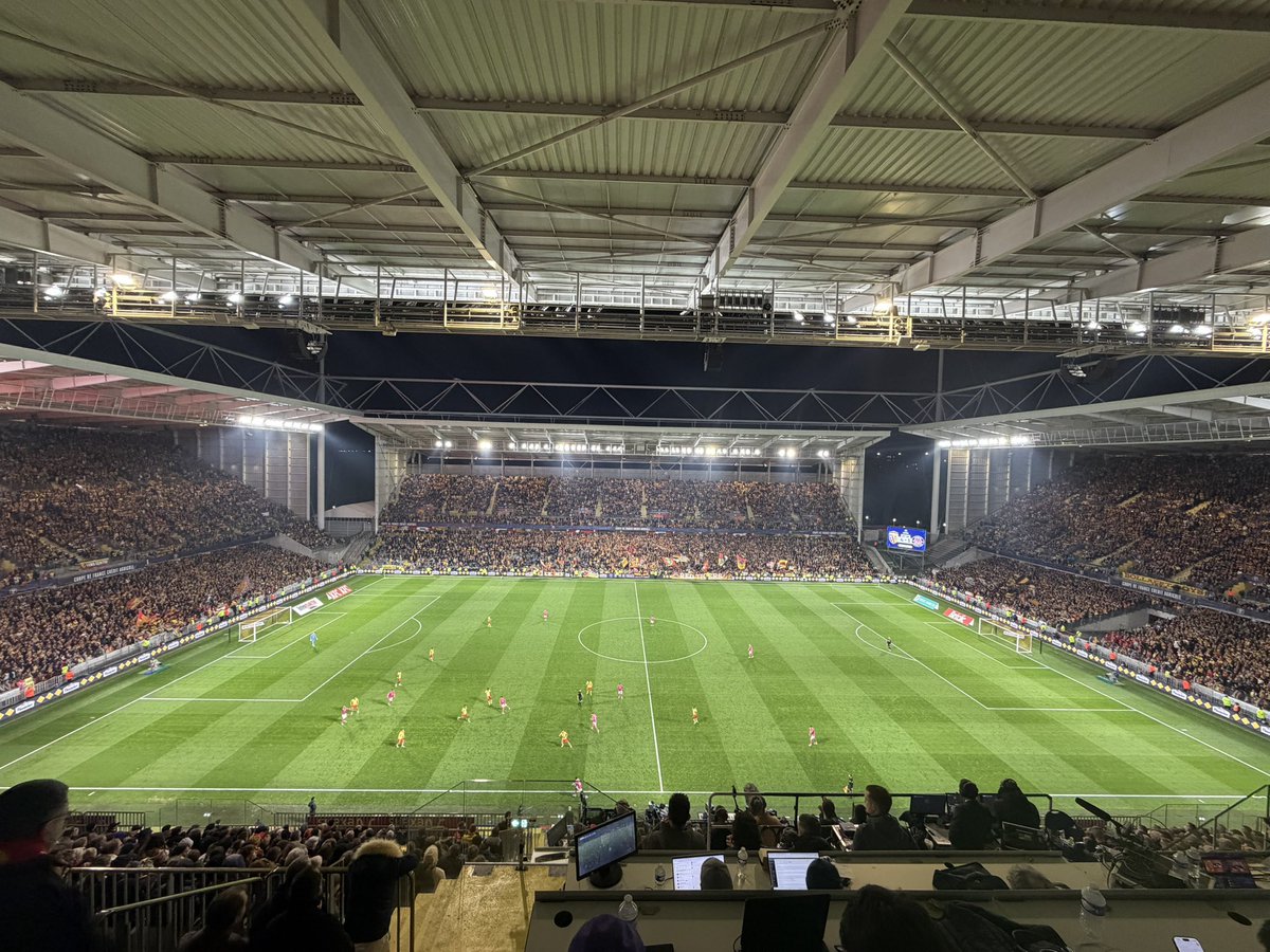 Mesli_Dounia's tweet image. Tout le stade qui lance « on est en finale » #RCLTFC #CDF