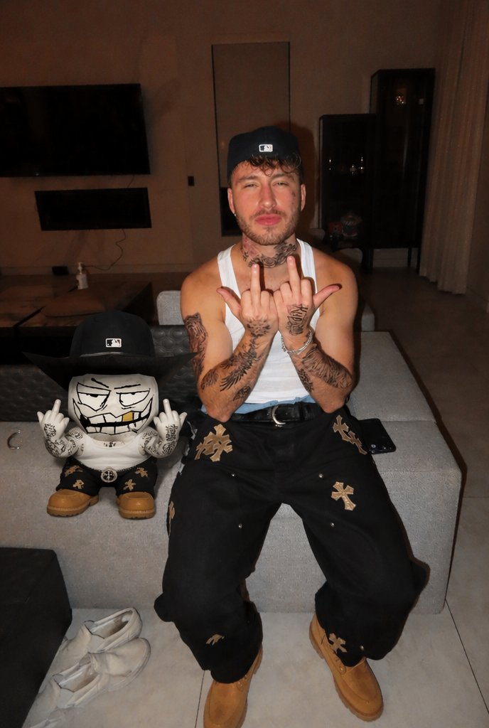 riskiiit tweet media